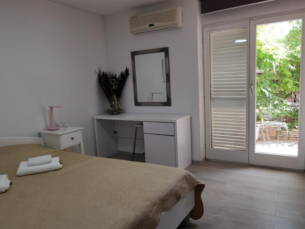 Pine And Lime Apartments Pula Exterior foto